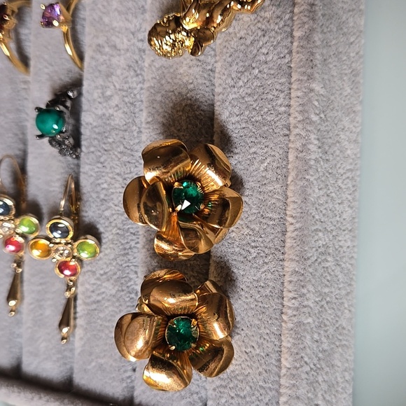 Vintage Gold Tone 3D Flower Earrings with Green Stone - Picture 17 of 17